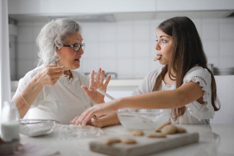 femme et grand-mère cuisinent ensemble