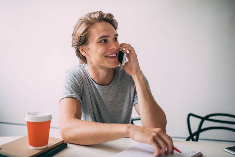jeune, blond, conversation téléphone
