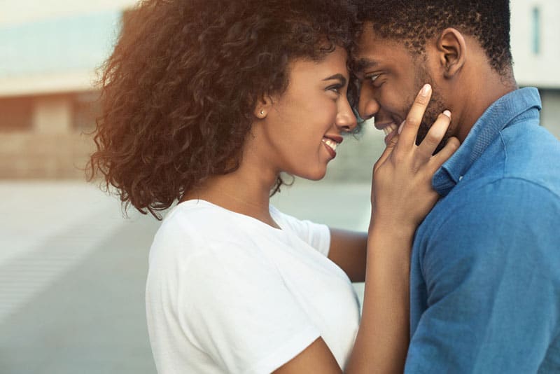 jeune, couple afro-américain, contact visuel