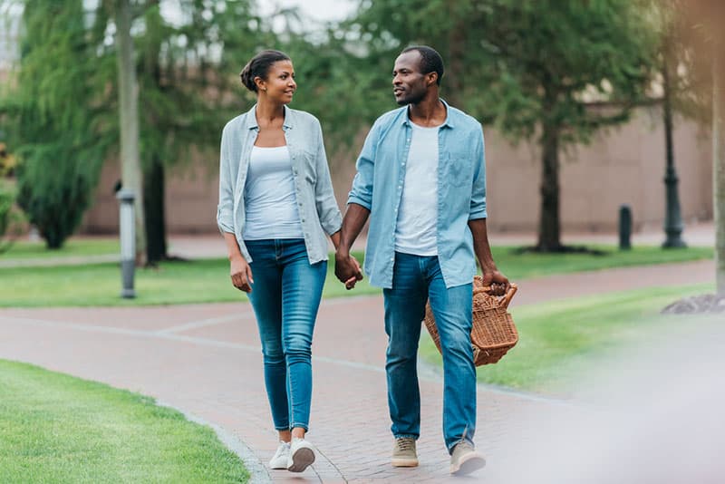 jeune couple afro-américain, parler et marcher