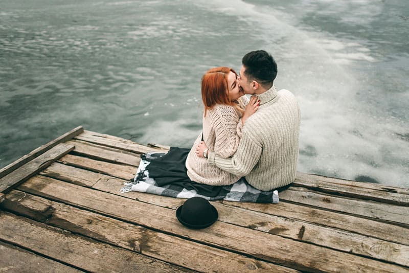 jeune couple s'embrassant sur le quai