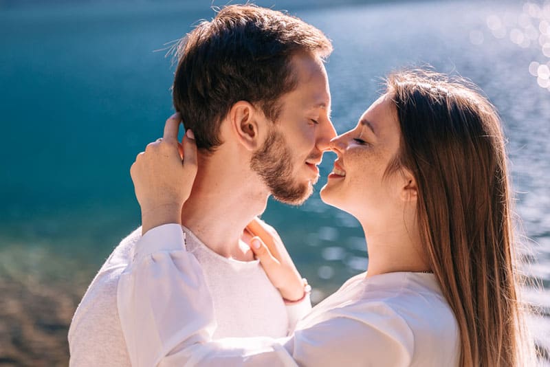 jeune couple, étreindre, sur, bord mer