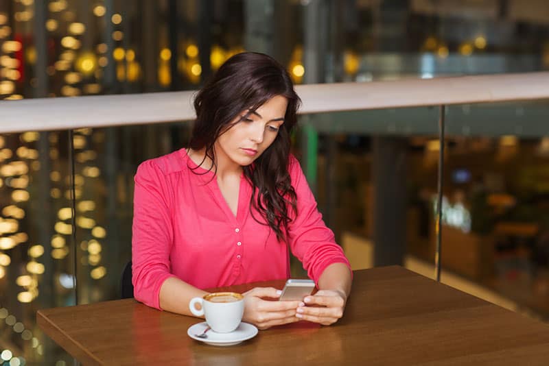 jeune femme triste dans textos café