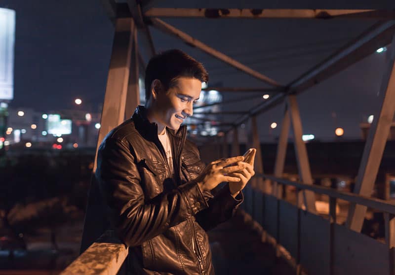 jeune homme sur un pont textos