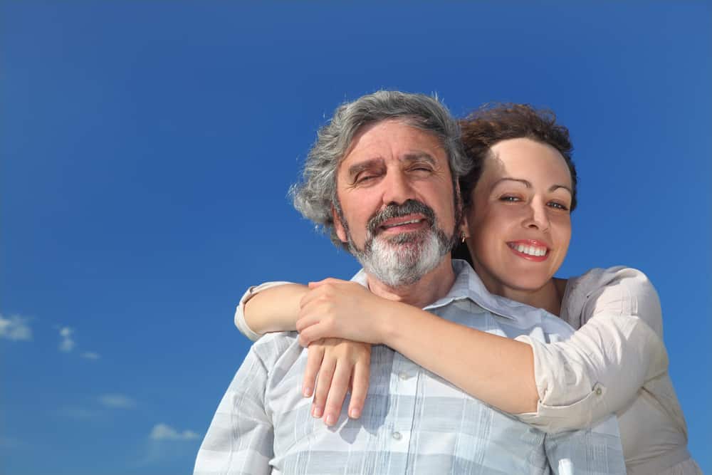 la femme a serré l'homme dans ses bras