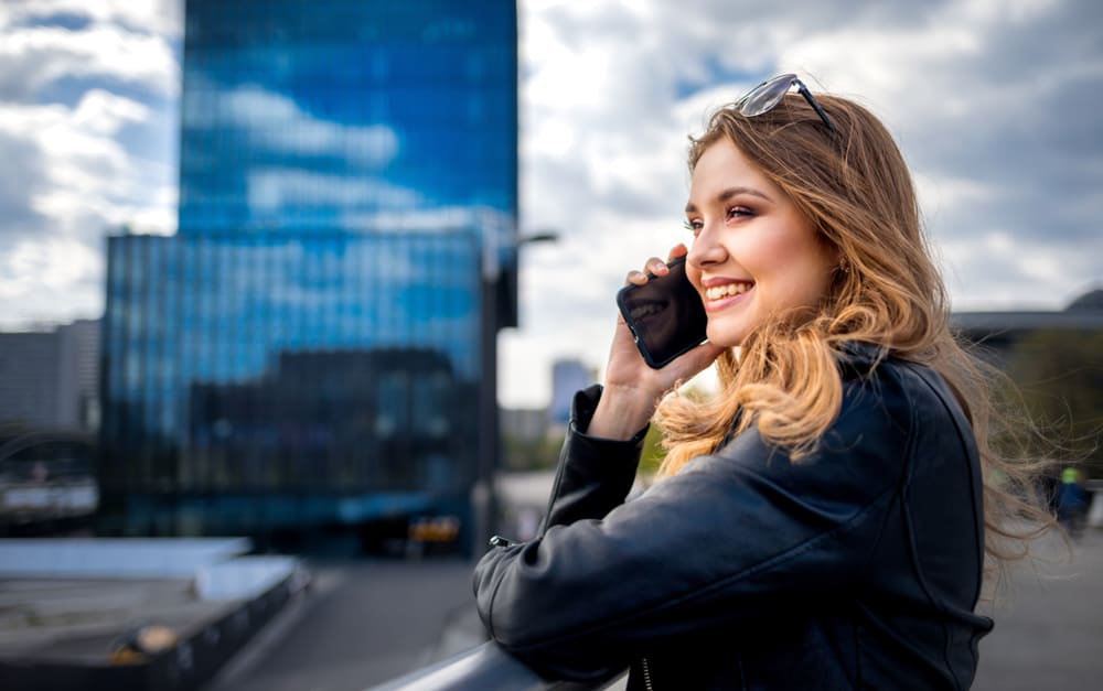la femme est au téléphone