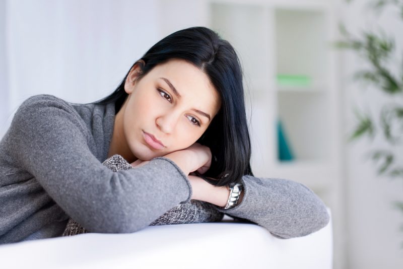 la femme imaginaire regardait le canapé