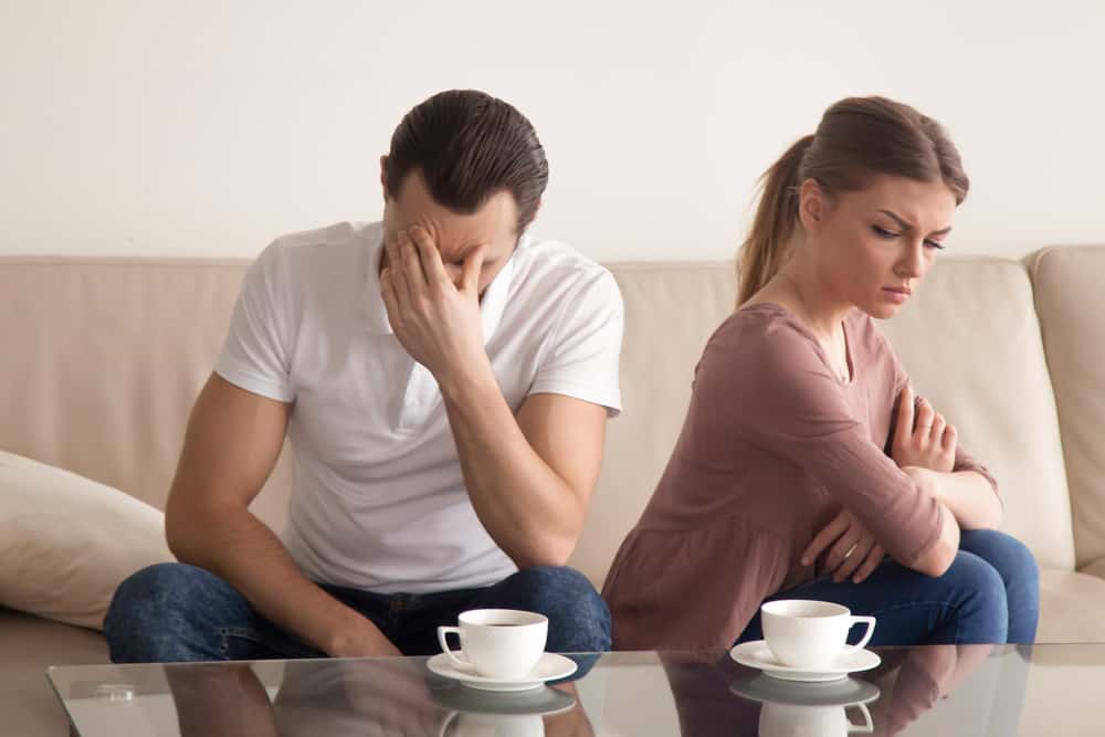 la femme tourne le dos à l'homme