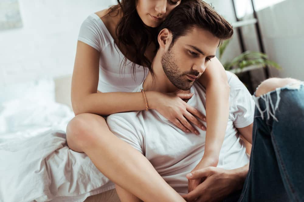 la femme étreint l'homme