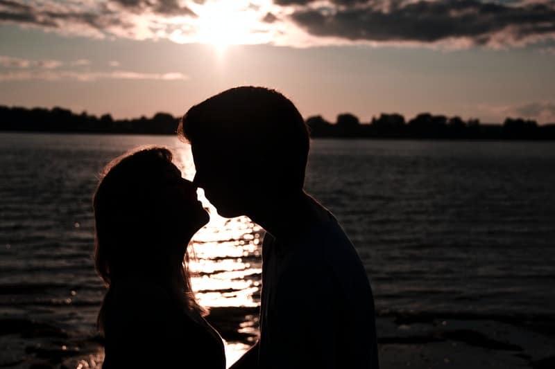 le couple s'embrassant au coucher du soleil