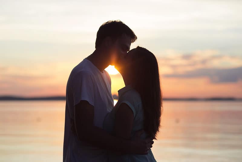 silhouette d'un jeune couple s'embrassant