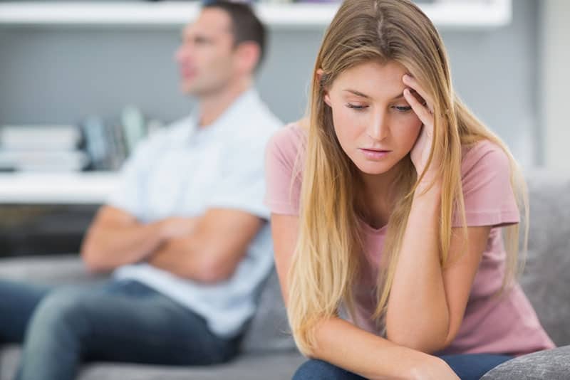 triste jeune couple sur le canapé ne se parle pas