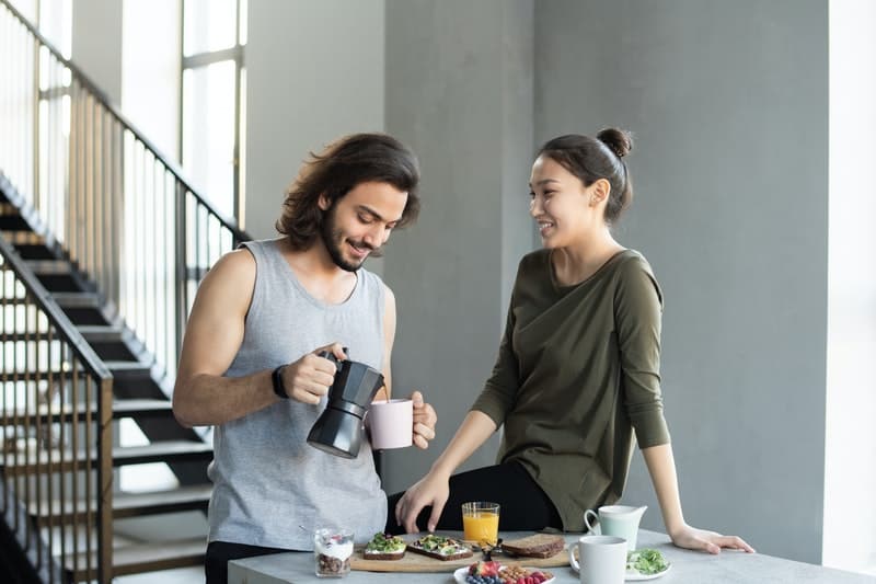un couple amoureux prépare le petit déjeuner