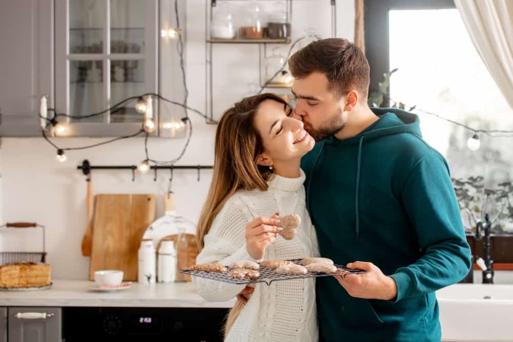 un homme avec une femme mange des gâteaux