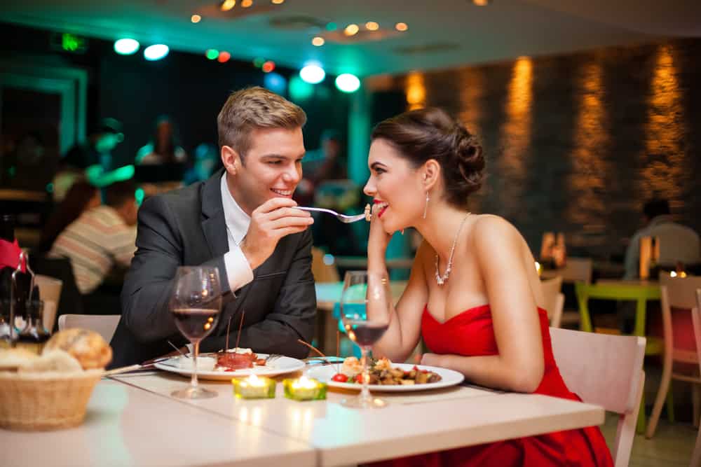 un homme et une femme au dîner