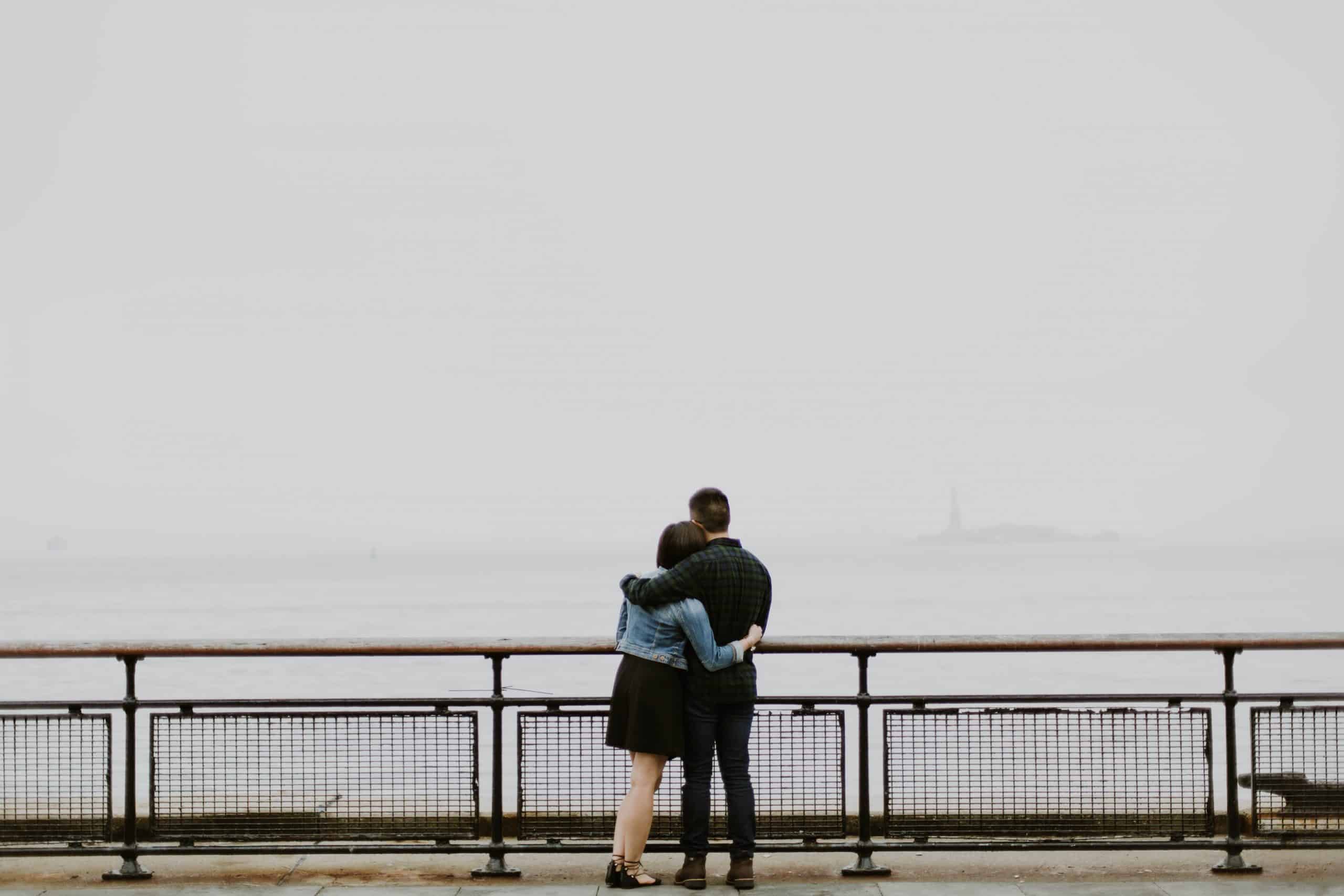 un homme et une femme debout embrassant