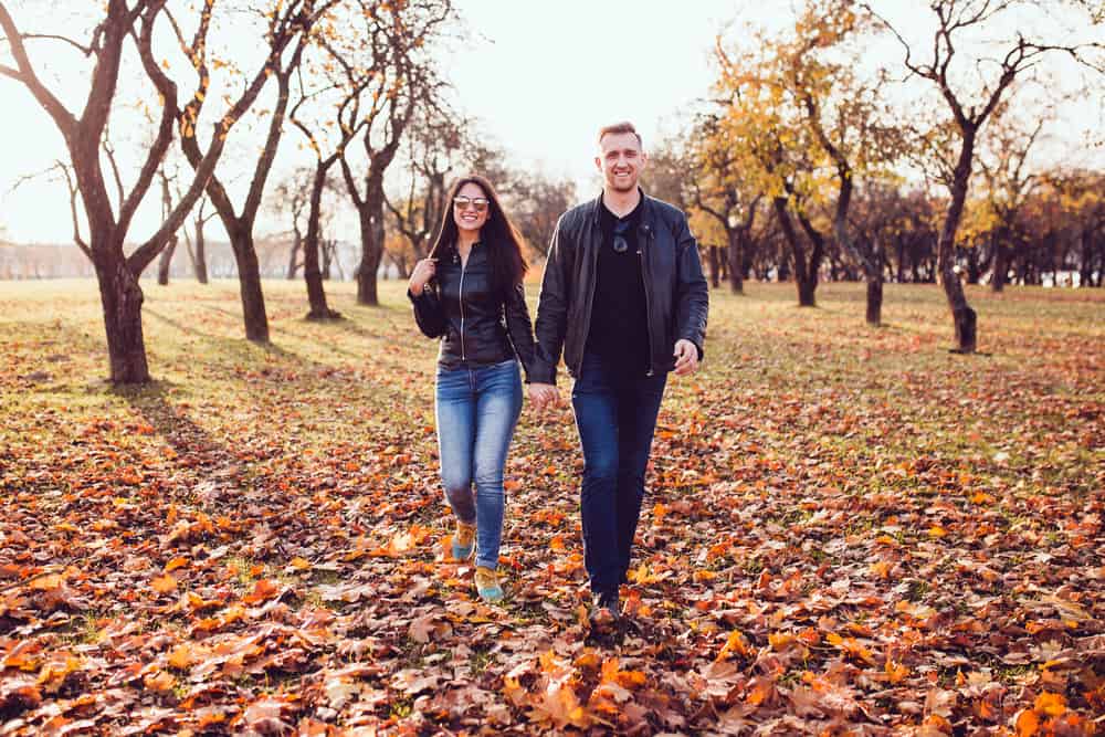 un homme et une femme marchent côte à côte