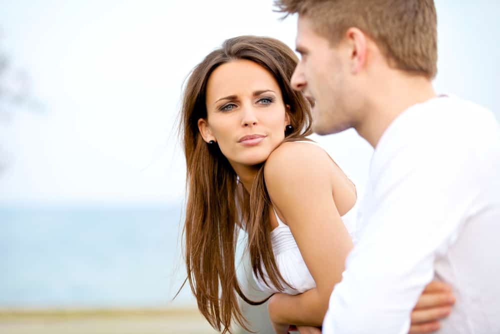un homme et une femme se lèvent et parlent