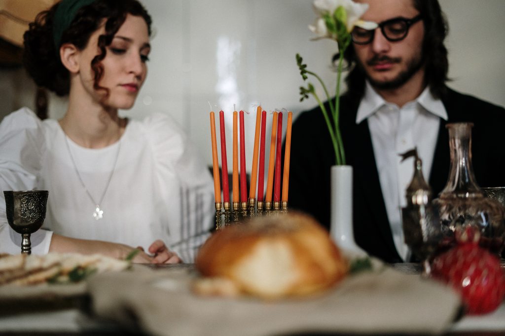 un homme et une femme sont assis à une table
