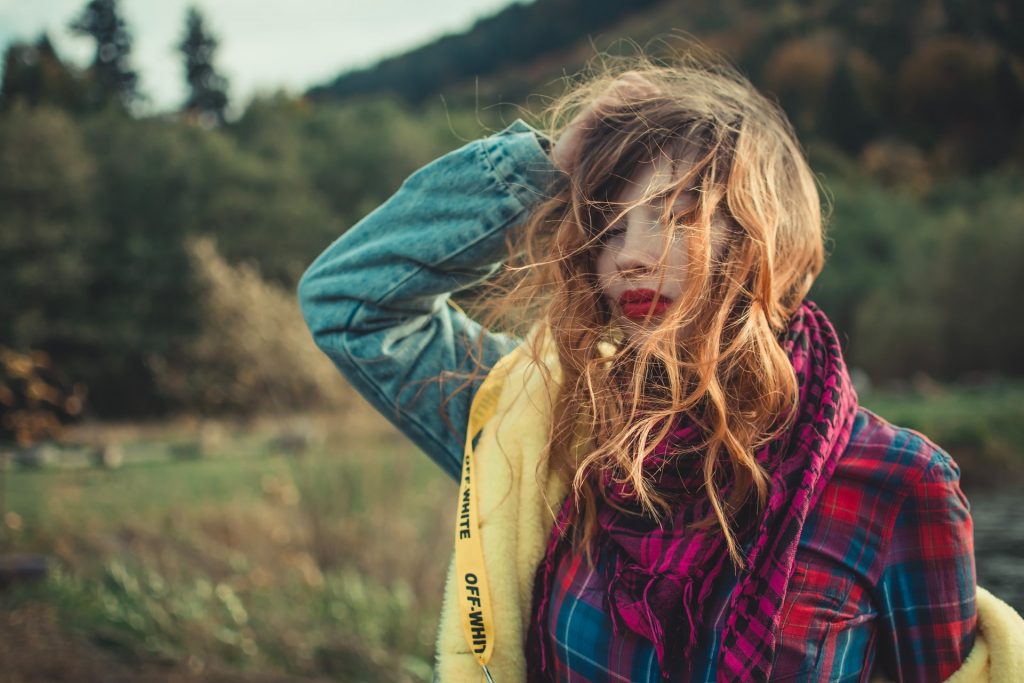 une femme blonde aux cheveux bouclés