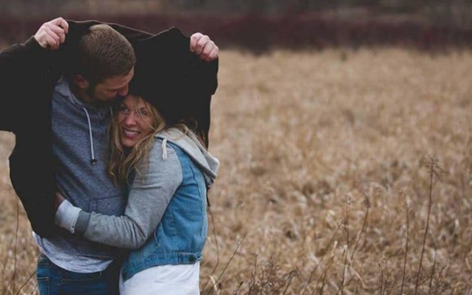 jeune couple sous la pluie etreignant