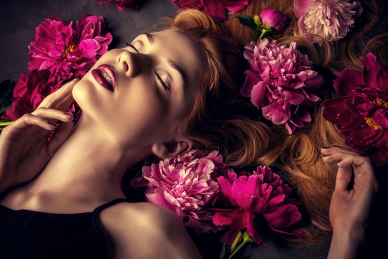 sensuelle jeune femme avec des fleurs dans les cheveux