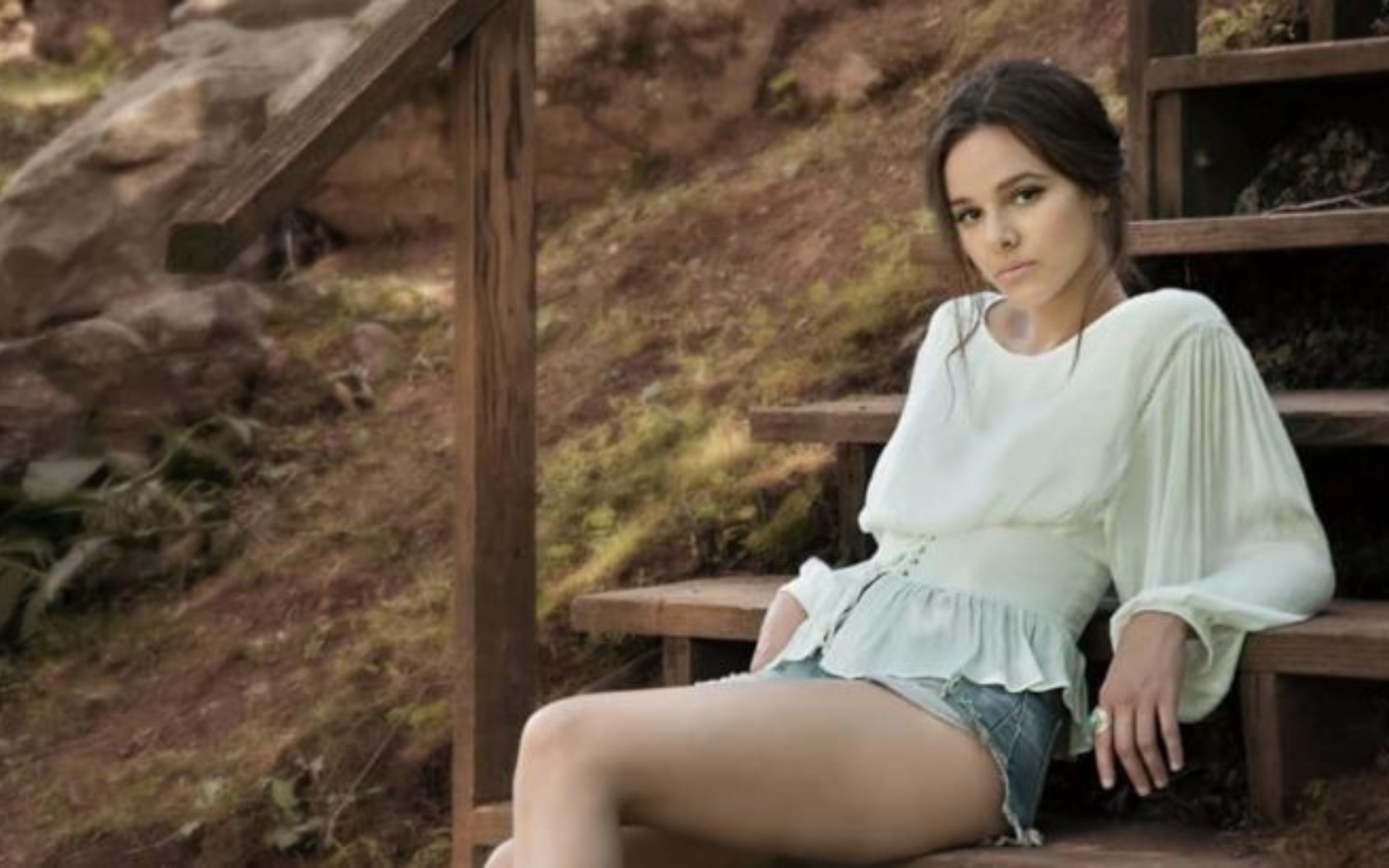 belle femme assise dans les escaliers