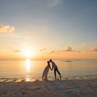 un homme et une femme s'embrassant sur la plage