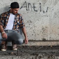 jeune homme, mur, à, graffiti