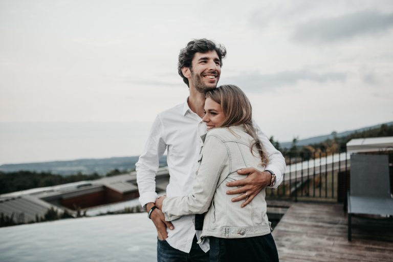 homme et femme embrassant