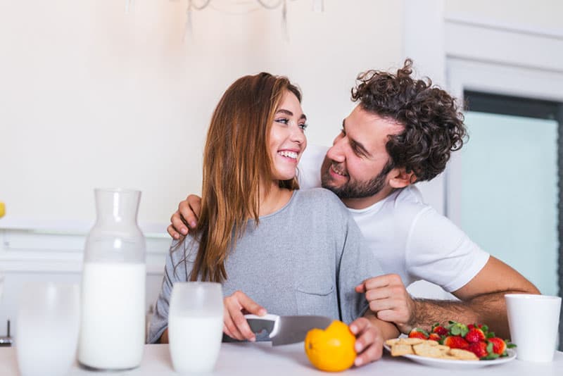 couple parlant tout en prenant un petit déjeuner