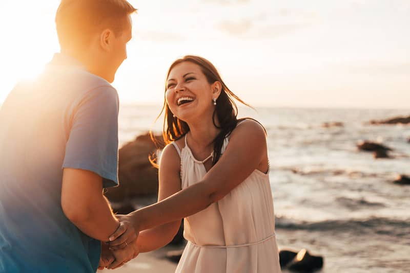 couple profitant de la journée sur la plage