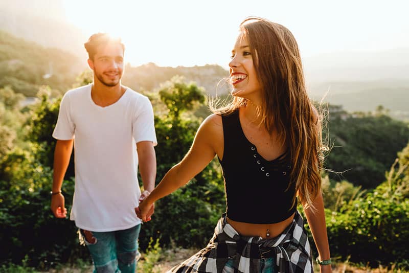 couple profitant d'une randonnée