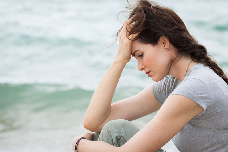 femme triste, séance plage