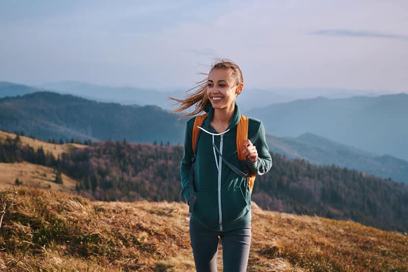 heureuse jeune femme randonnée