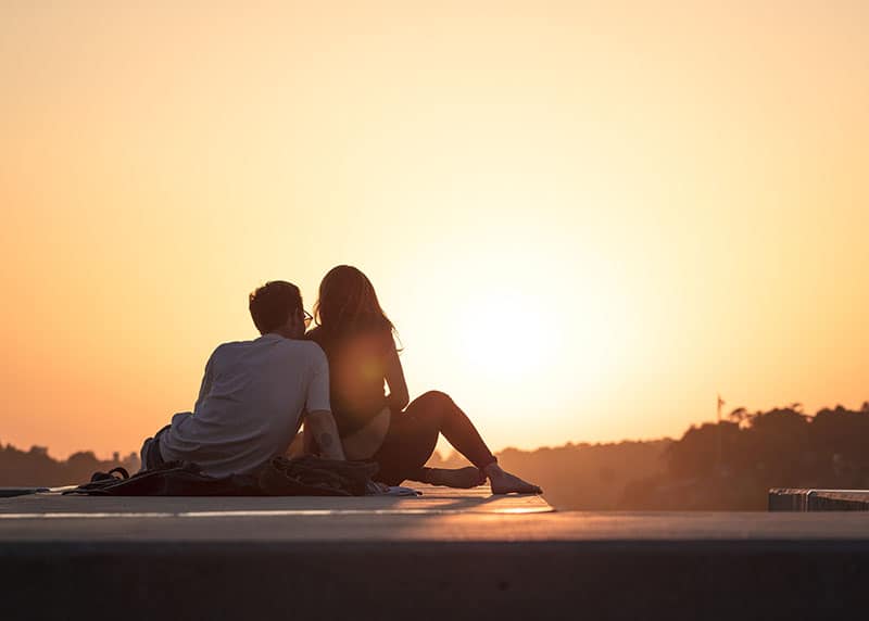 jeune couple, apprécier, coucher soleil