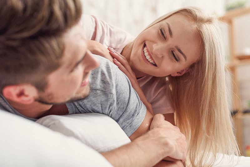 jeune couple, conversation