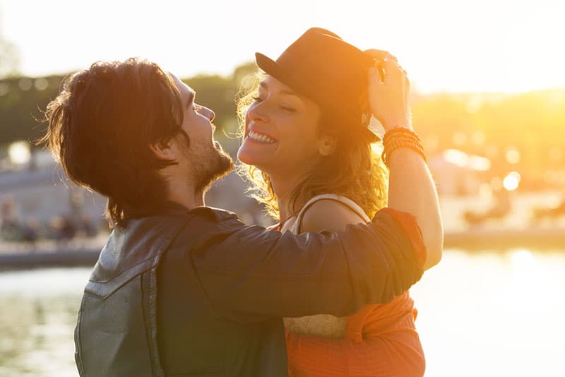 jeune couple, flirter, dans, coucher soleil