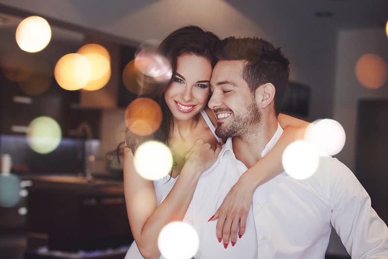 jeune couple riche, étreindre