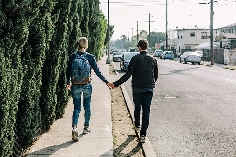 jeune couple, tenant mains, dans, rue