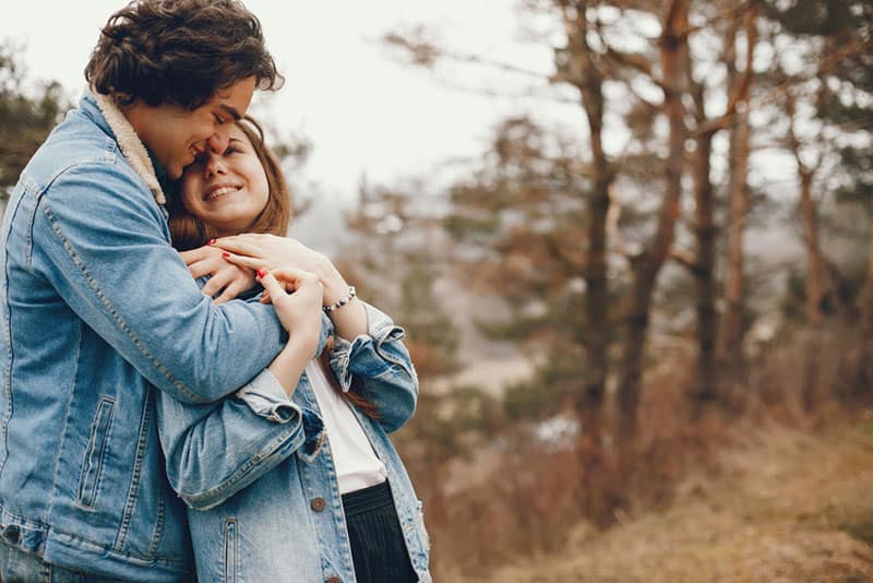 jeune couple, étreindre, dans, nature