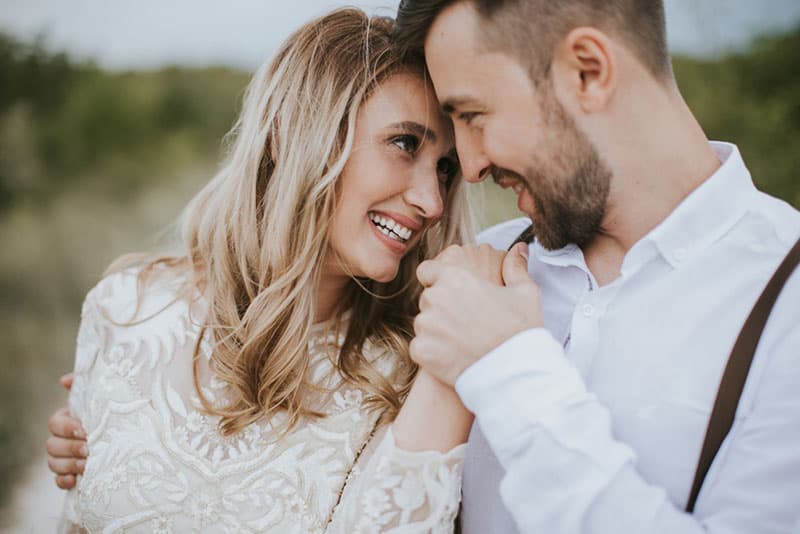 jeune couple, étreindre, dans, nature