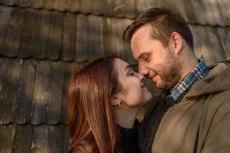 jeune couple, étreindre, et, baisers