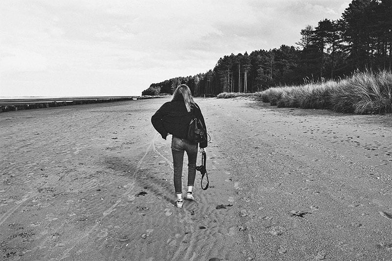 jeune femme, marche loin, sur, plage