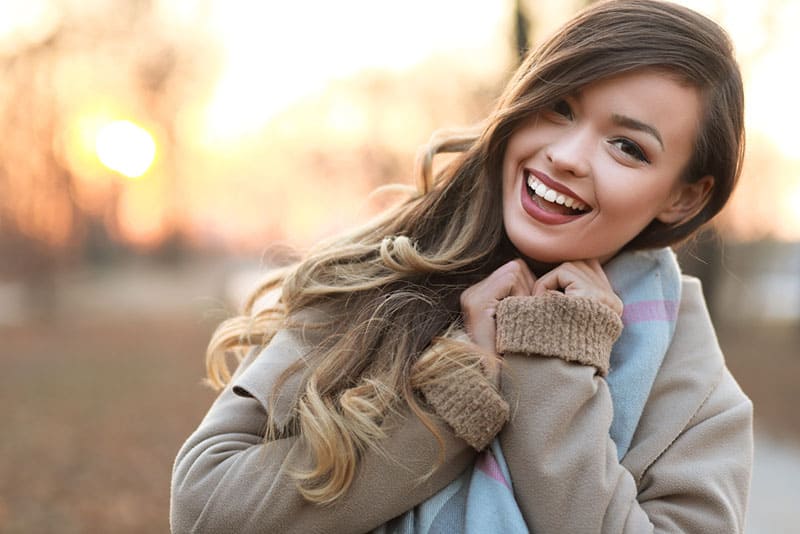 jeune femme, sourire, dans, coucher soleil