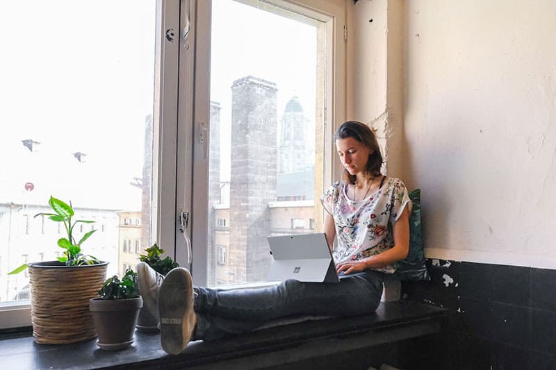 jeune femme, sur, ordinateur portable, par, fenêtre