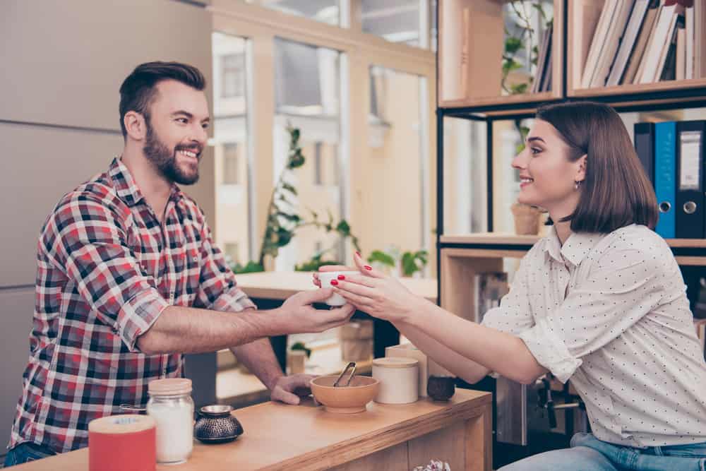 l'homme derrière le traîneau fait du café pour la femme