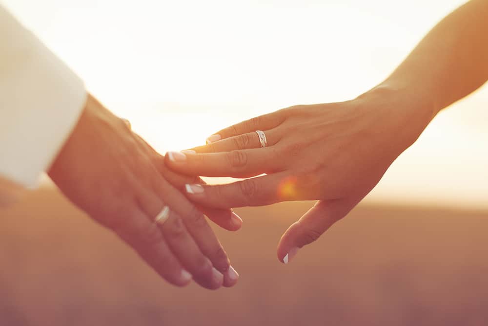 mains avec anneaux de mariage