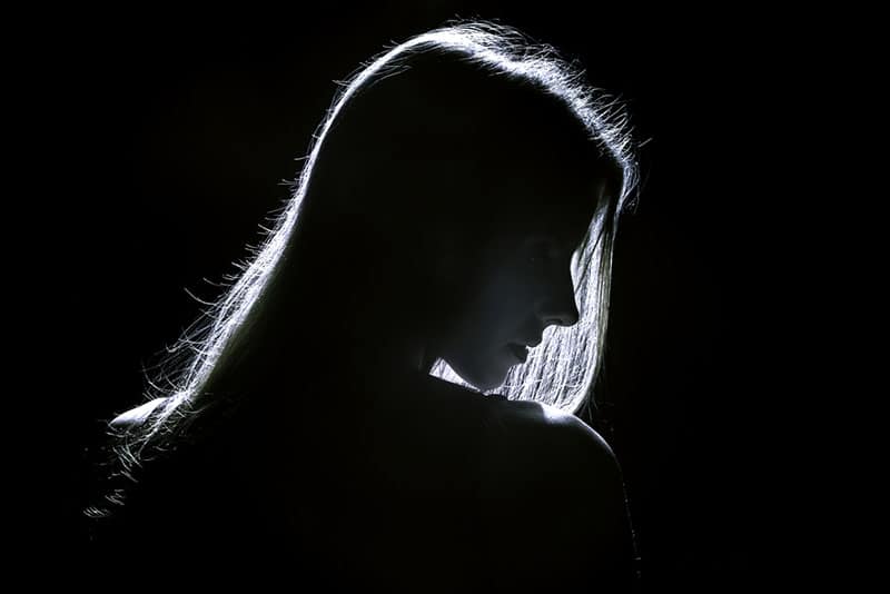 triste jeune femme dans l'obscurité
