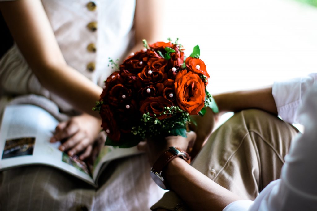 un homme a acheté à une femme un bouquet de fleurs
